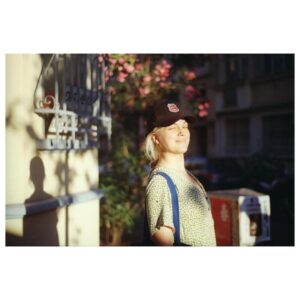 İpek Erdem Instagram - Bugünlerde ben, 
Hafta içi her sabah yogaya;
Her çarşamba @catidans ta @funflows_a gidiyorum. 
Tatilde daha çok yorulduğum için İstanbul’da evimde dinleniyorum. Çok iyi geliyor. Bir ara dört gün temiz bir denize girmem yeter.
Diyet yapıyorum.
Genelde çok yakınlarımla görüşüyorum. 
İş görüşmeleri yapıyorum. 
Metin okuyorum.
Incık, cıncık ev işleri ile ilgileniyorum.
Evde daha çok şey yaptığım zamanlar geçiriyorum.
Ülkenin durumundan fena halde kaygılandığım günler acil durum çikolatası, ya sokağa çıkma ya da “Sex and the City” tedavisi uyguluyorum.
Tüm bunlar yeni sezona hazırlık. 

Foto credit: 
Yeşil elbiseli olanlar @hakanmortas
Funflows fotoğrafları Ömer K. Yükseker
🙏🏼🌸