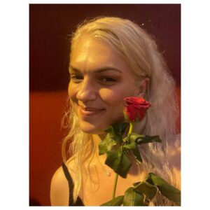 İpek Erdem Instagram - 🌹 gibi bir hafta

#beyoğlu #çatı #müzik #aşk #meşk #arkadaş #gül #konser #landofsassion #canömeruygan #jommyjai #raimpaksoy #hakanmortaş #aquadrum #dolunay #merkürretrosu #sekizkapısı #aile #yolculuk