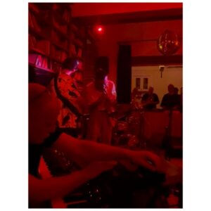 İpek Erdem Instagram - 🌹 gibi bir hafta

#beyoğlu #çatı #müzik #aşk #meşk #arkadaş #gül #konser #landofsassion #canömeruygan #jommyjai #raimpaksoy #hakanmortaş #aquadrum #dolunay #merkürretrosu #sekizkapısı #aile #yolculuk