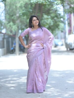 prathima thakur Instagram - ನನ್ನಿಂದ ಎಂದೂ ದೂರಾಗದಂತೆ♥️
Saree by @savandsilks