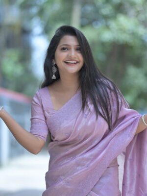 prathima thakur Instagram - ನನ್ನಿಂದ ಎಂದೂ ದೂರಾಗದಂತೆ♥️
Saree by @savandsilks