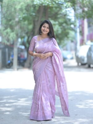 prathima thakur Instagram - ನನ್ನಿಂದ ಎಂದೂ ದೂರಾಗದಂತೆ♥️
Saree by @savandsilks