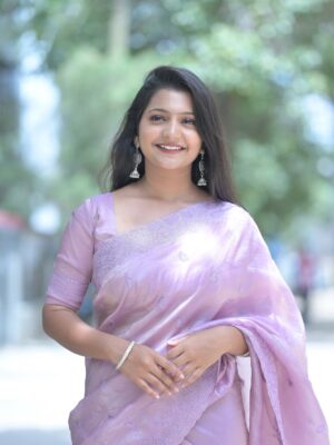 prathima thakur Instagram - ನನ್ನಿಂದ ಎಂದೂ ದೂರಾಗದಂತೆ♥️
Saree by @savandsilks
