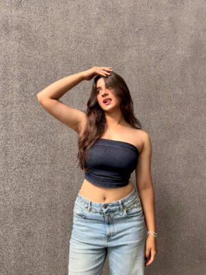preet lakhanii Instagram - lowkey obsessed w this fit😋