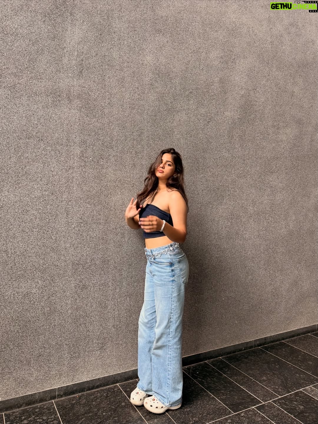preet lakhanii - 39.2K Likes - lowkey obsessed w this fit😋