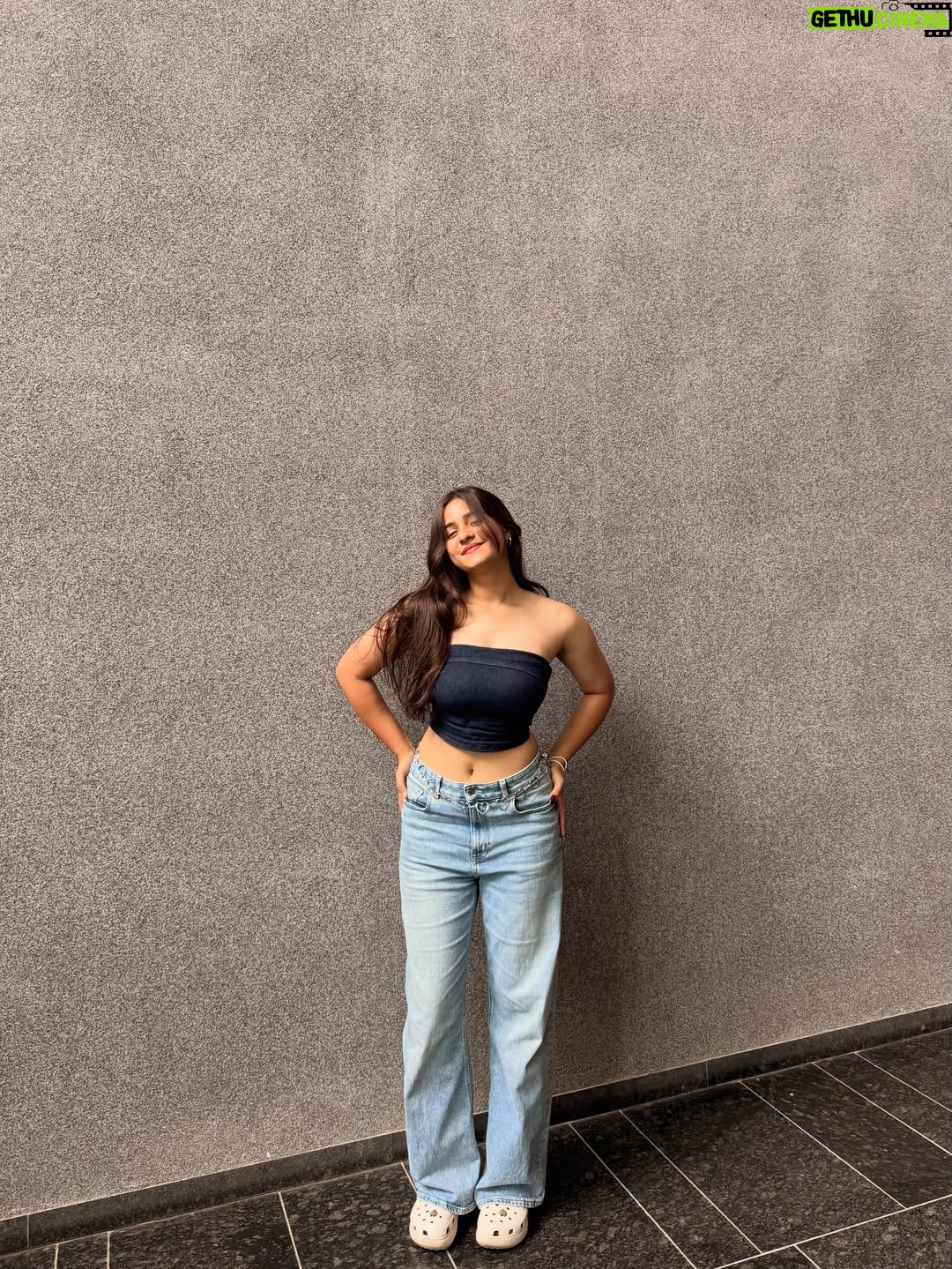 preet lakhanii - 39.2K Likes - lowkey obsessed w this fit😋