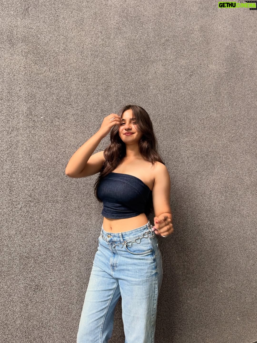 preet lakhanii - 39.2K Likes - lowkey obsessed w this fit😋