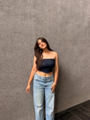 preet lakhanii Instagram - lowkey obsessed w this fit😋
