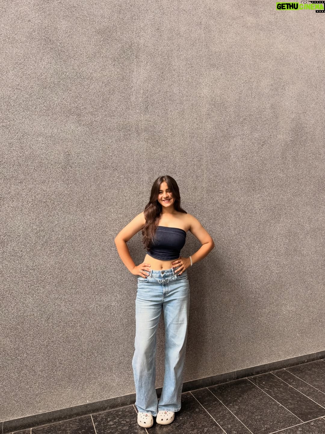 preet lakhanii - 39.2K Likes - lowkey obsessed w this fit😋