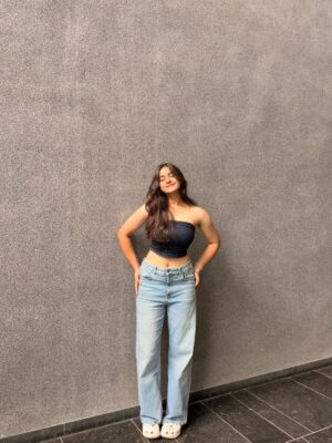preet lakhanii Instagram - lowkey obsessed w this fit😋