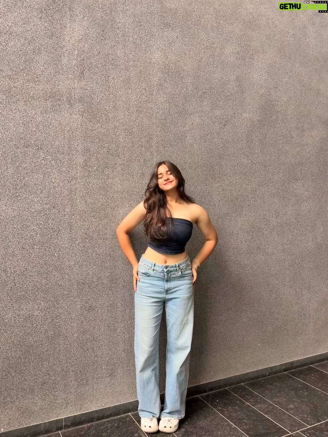 preet lakhanii - 39.2K Likes - lowkey obsessed w this fit😋