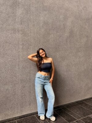 preet lakhanii Instagram - lowkey obsessed w this fit😋