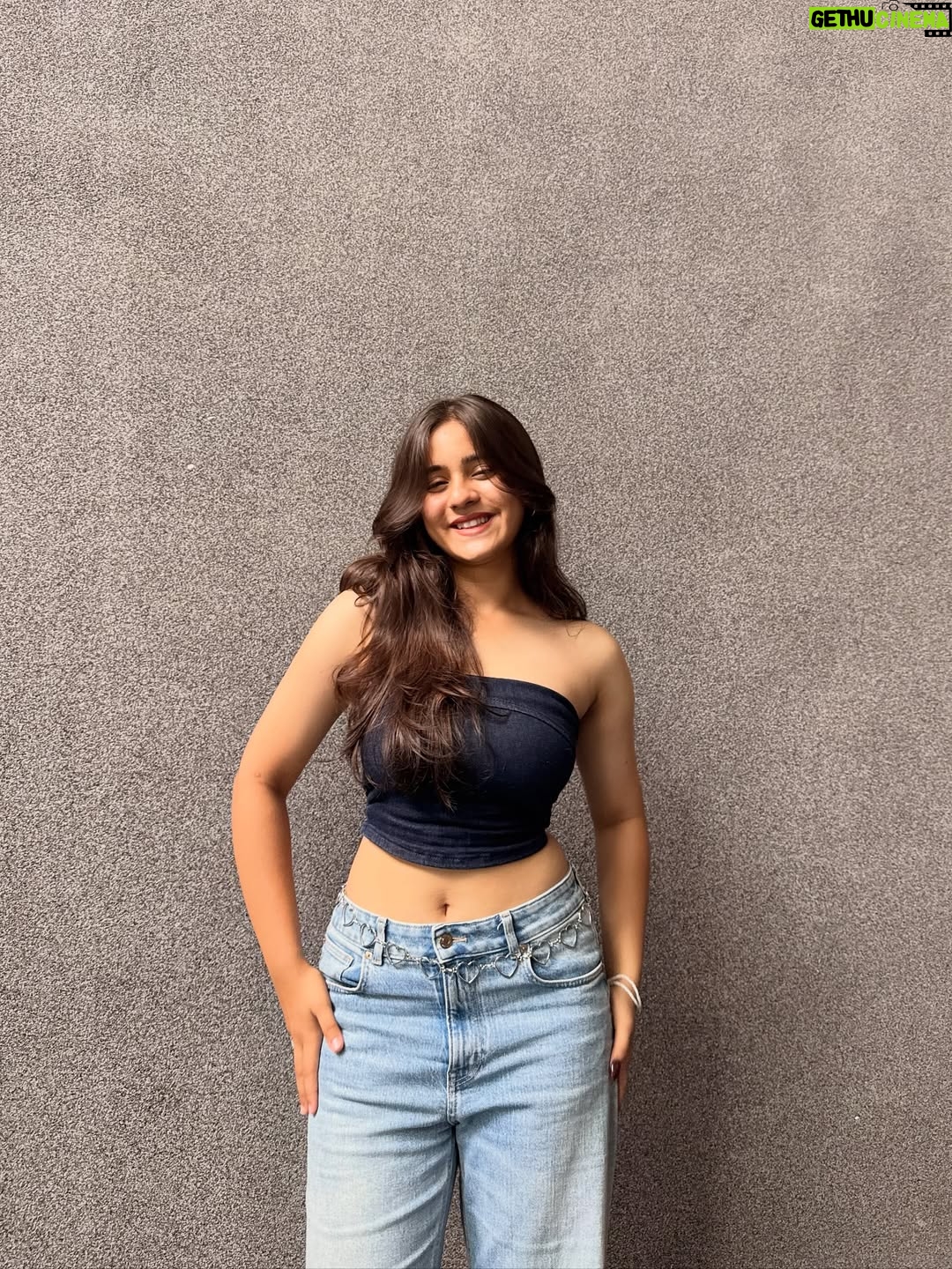 preet lakhanii - 39.2K Likes - lowkey obsessed w this fit😋