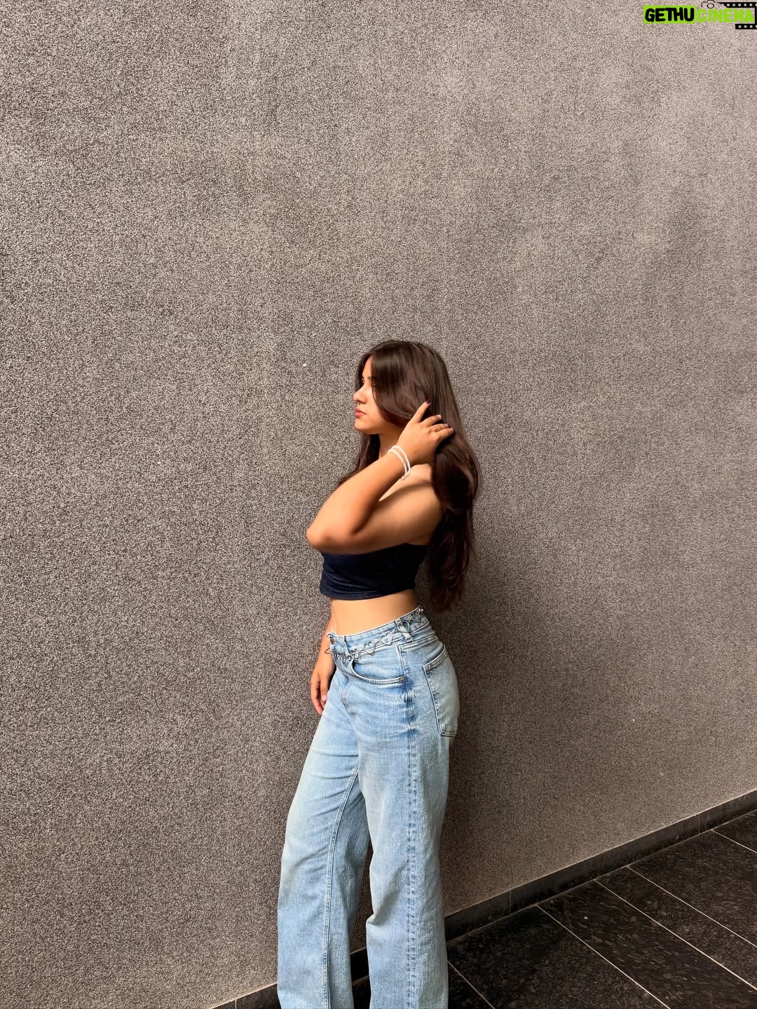 preet lakhanii - 39.2K Likes - lowkey obsessed w this fit😋
