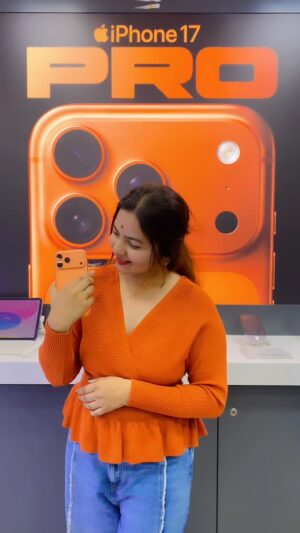 preethi nayaka Instagram - Finally 17pro max🧡self gift 🧡Thank u Rayare🥹🧿✨🪬

#preethinayaka #reelkarofeelkaro #trending #explore #reels #iphone17promax #iphone #orange #reelitfeelit
