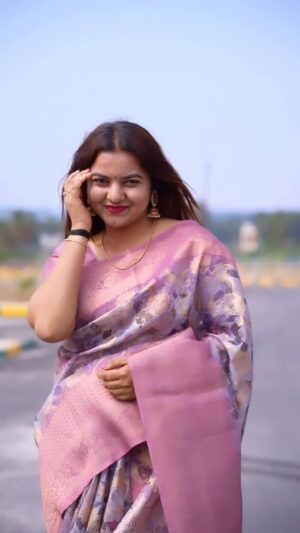 preethi nayaka Instagram - Bangarada Rajkumari♥️

#explore #ᴛᴜᴍᴋᴜʀ #preethinayaka #chithradurga