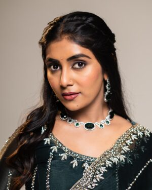 priyanka ds Instagram - 🫣🎶🧿. 
Pic: @sumanvisuals 
Saree: @inayadesignerstudio 
MUA: @makeupstudiobyshanthala 
Hairstyle: @hairbylakshmi24 
Jewels: @purple_box_by_manasvi