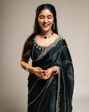 priyanka ds Instagram - 🫣🎶🧿. 
Pic: @sumanvisuals 
Saree: @inayadesignerstudio 
MUA: @makeupstudiobyshanthala 
Hairstyle: @hairbylakshmi24 
Jewels: @purple_box_by_manasvi