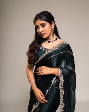 priyanka ds Instagram - 🫣🎶🧿. 
Pic: @sumanvisuals 
Saree: @inayadesignerstudio 
MUA: @makeupstudiobyshanthala 
Hairstyle: @hairbylakshmi24 
Jewels: @purple_box_by_manasvi