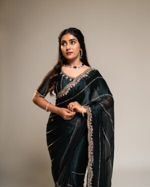 priyanka ds Instagram - 🫣🎶🧿. 
Pic: @sumanvisuals 
Saree: @inayadesignerstudio 
MUA: @makeupstudiobyshanthala 
Hairstyle: @hairbylakshmi24 
Jewels: @purple_box_by_manasvi