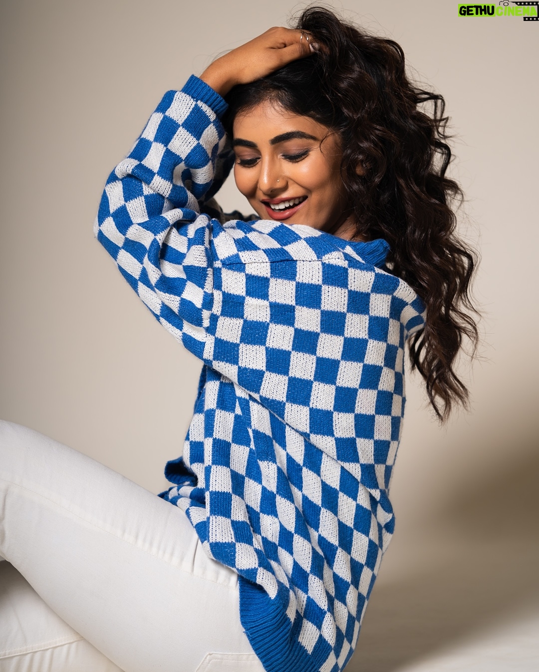 priyanka ds - 24.9K Likes - 💙🤍…….. MU: @arushmakeover 
PC: @sumanvisuals …
Hairstyle: @hairartistrybynavya