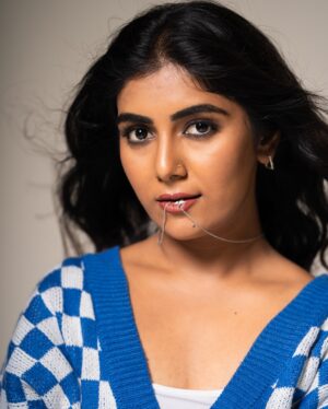 priyanka ds Instagram - 💙🤍…….. MU: @arushmakeover 
PC: @sumanvisuals …
Hairstyle: @hairartistrybynavya