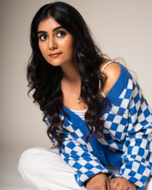 priyanka ds Instagram - 💙🤍…….. MU: @arushmakeover 
PC: @sumanvisuals …
Hairstyle: @hairartistrybynavya
