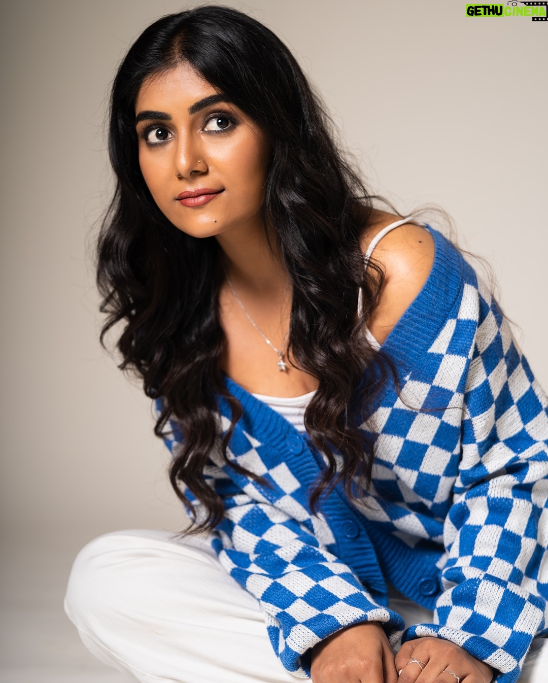 priyanka ds - 24.9K Likes - 💙🤍…….. MU: @arushmakeover 
PC: @sumanvisuals …
Hairstyle: @hairartistrybynavya