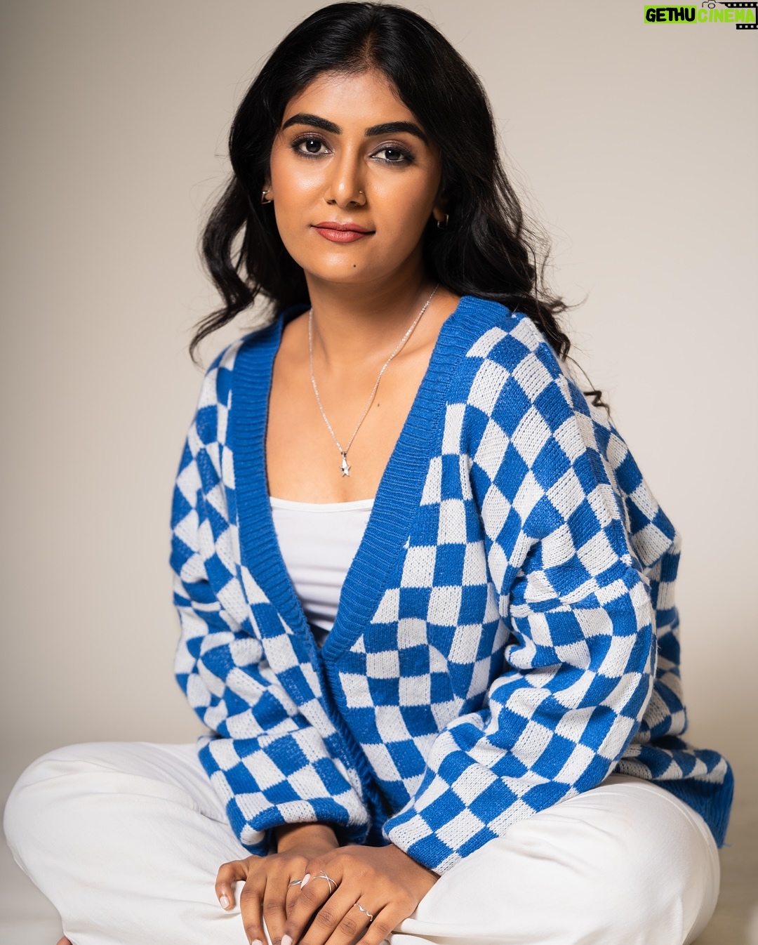 priyanka ds - 24.9K Likes - 💙🤍…….. MU: @arushmakeover 
PC: @sumanvisuals …
Hairstyle: @hairartistrybynavya