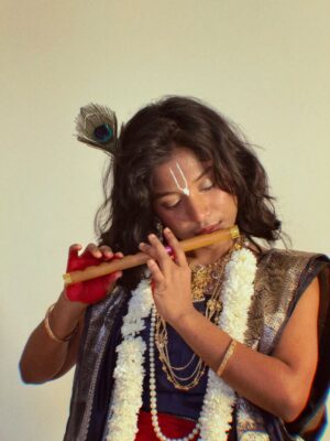 reenu Debnath Instagram - Agar uske Bhesh mein koi itna manmohak dikh sakta hai, to woh khud kitna manmohak hoga.🦚❤️

.

.

#krishna #radheradhe #vasudev #newpost #arijitsingh