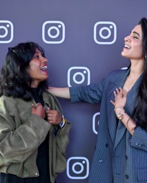 reenu Debnath Instagram - From watching @samantharuthprabhuoffl on TV to meeting her in person… what a feeling. 🥹❤️

thank you @metaindia 🎀

.

.#shorts #comedy #viral #trending #reels #feed #reelitfeelit #reelkarofeelkaro #reel #samantha #reenudebnath #instalike #instagood #reel