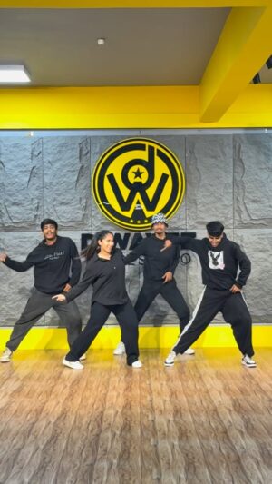 saakshi sb Instagram - Waittt for the mixxxx🤪🔥🔥
.
.
#dhekonaguys #saakshisb #trendingreels #reelitfeelit #explore #instagram #trend #trending #reelsinstagram #dancereels #fyp