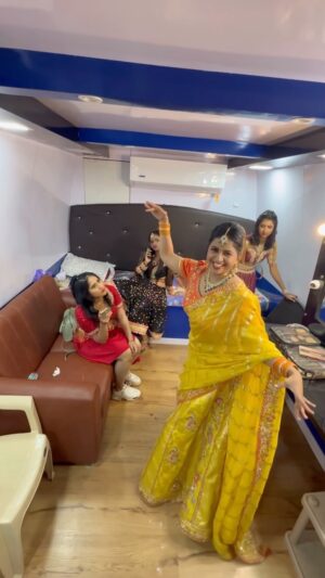 saakshi sb Instagram - Caravan ಕಾರ್ಬಾರ್ 🤣
With ma lovely Girls❤️