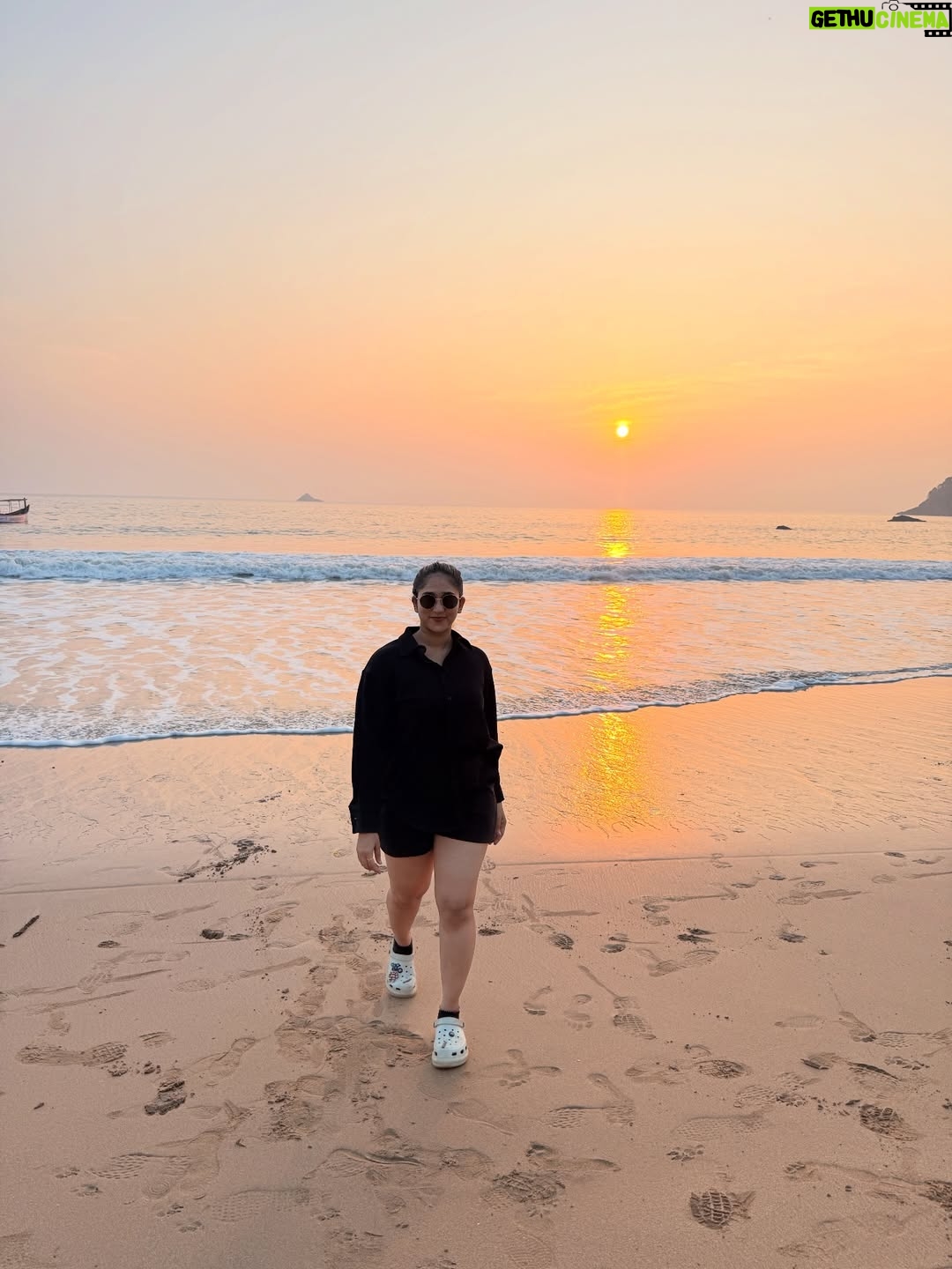 saakshi sb - 11.8K Likes - Currently vibing with the waves🤪