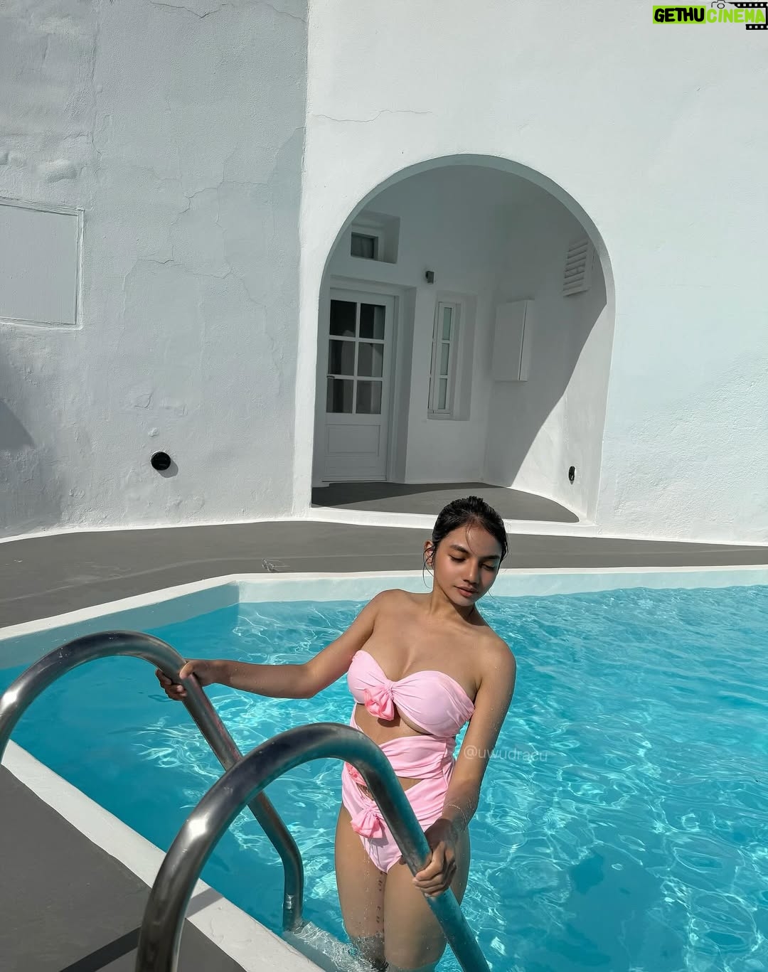 uwudracu - 44.9K Likes - just me, my curves and a little greek drama 🇬🇷