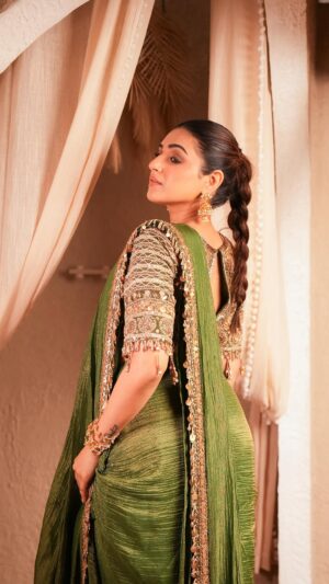vedika Mehta Instagram - This as a mehendi look >>
In @sonamluthria
Love the haathphool & jhumkas from @tangerinebiojewelry
( wedding season outfits , bridal mehendi haldi , Indian Pre draped saree , boho looks )