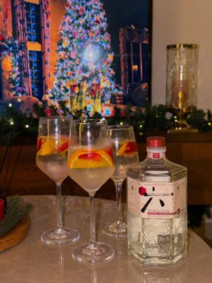 vedika Mehta Instagram - The one where Christmas came alive. Holiday decor, amazing cocktails & great company made the best party✨🎄♥️
@suntory_rokugin