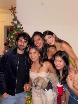 vedika Mehta Instagram - The one where Christmas came alive. Holiday decor, amazing cocktails & great company made the best party✨🎄♥️
@suntory_rokugin