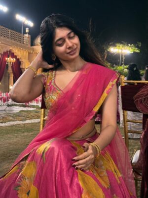yashashree rao Instagram - Your dream girl but you still wouldn’t cross oceans for me 🤪

#trending #instagram #explore

Wearing : @plottwistlabel