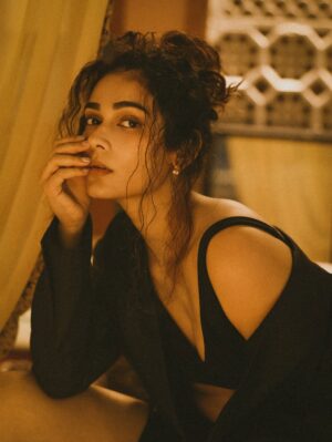 Aakanksha Singh Instagram - Black 🪄 it is …🤍