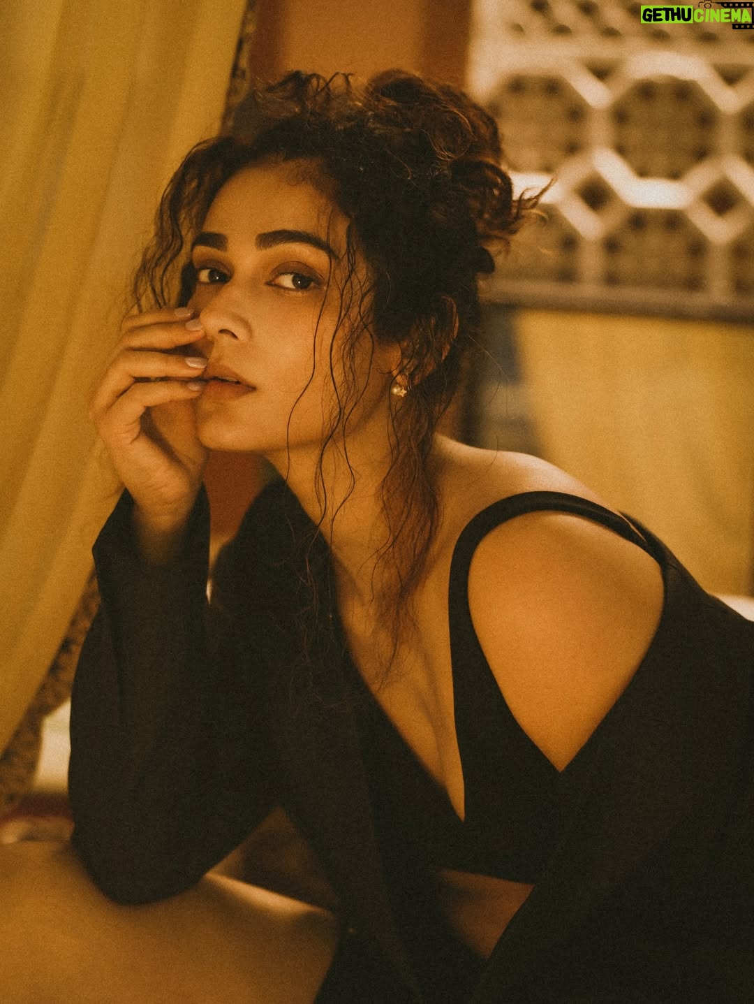 Aakanksha Singh - 75.2K Likes - Black 🪄 it is …🤍