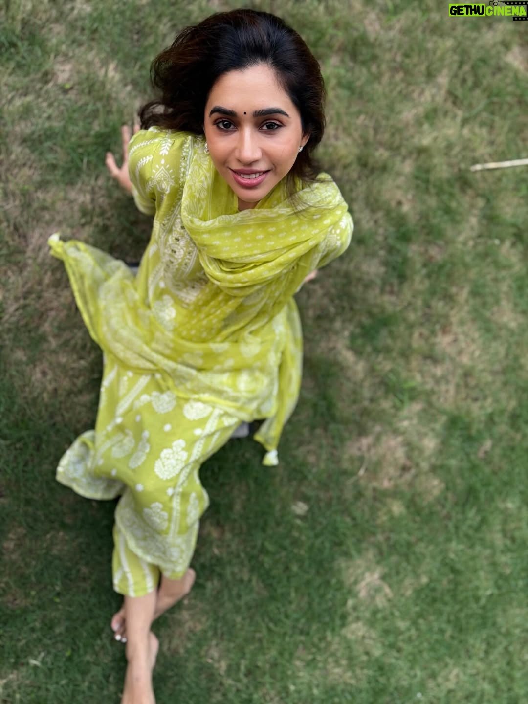 Aarthi - 250.6K Likes - Self-respect and cruelty are often accused without proof. People who say these things don’t always live by them. Betrayal, on the other hand, comes with evidence.

A stage is for acting. Real life needs honesty. When someone uses a spotlight to throw shade, it says more about them than the person in the light.

One day, she will get the chance to use the same stage. That day won’t be a performance, it will be a revelation. And it’s closer than some think.

She may have loved the hero she believed in, but she is surviving the villain she came to know. She stands by her self-respect, quietly, and without theatrics.