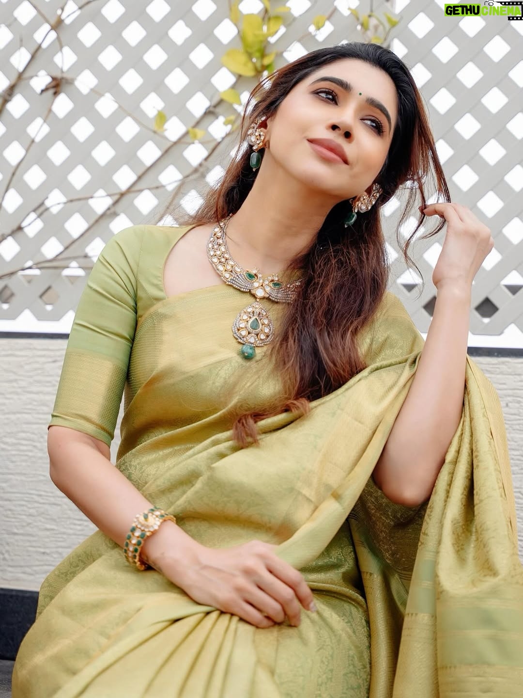 Aarthi - 193.2K Likes - Here’s something I think is worth sitting with.

So many women pause their dreams,
give up careers, sign away choices,
and call it “compromise” because society claps for them when they stay quiet.

Compromise for love if you choose to,
but protect yourself — because life, feelings, and circumstances can change.

Financial independence is still your responsibility. My reason. My motivation is slide 8. 

I may have learned this late.
Maybe someone reading this will learn it earlier. 💚