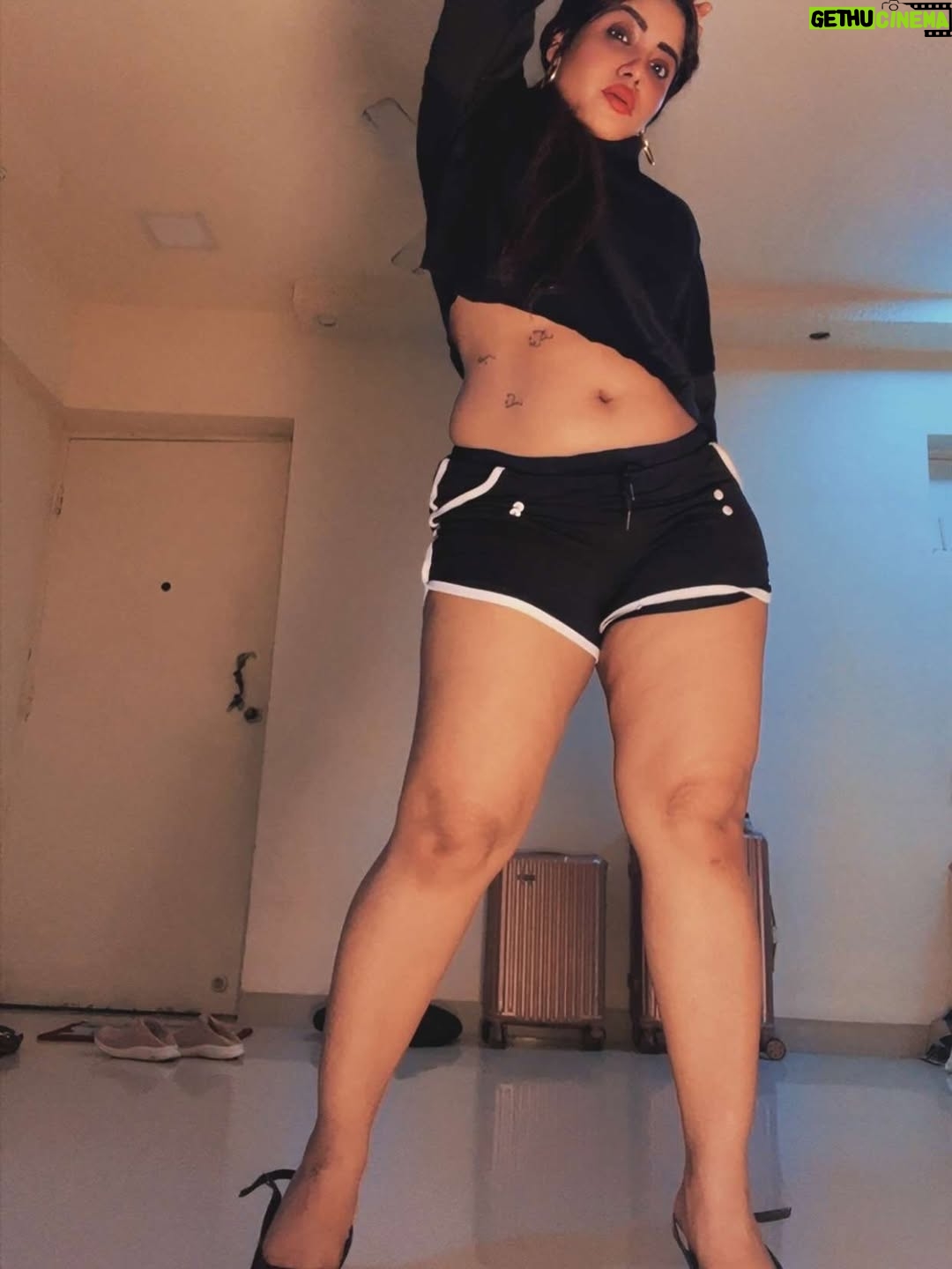Aasma Sayed - 4.1K Likes - #snapchat tonggggggggggg☺️😌

#selfies #snapshot #black #lovequotes