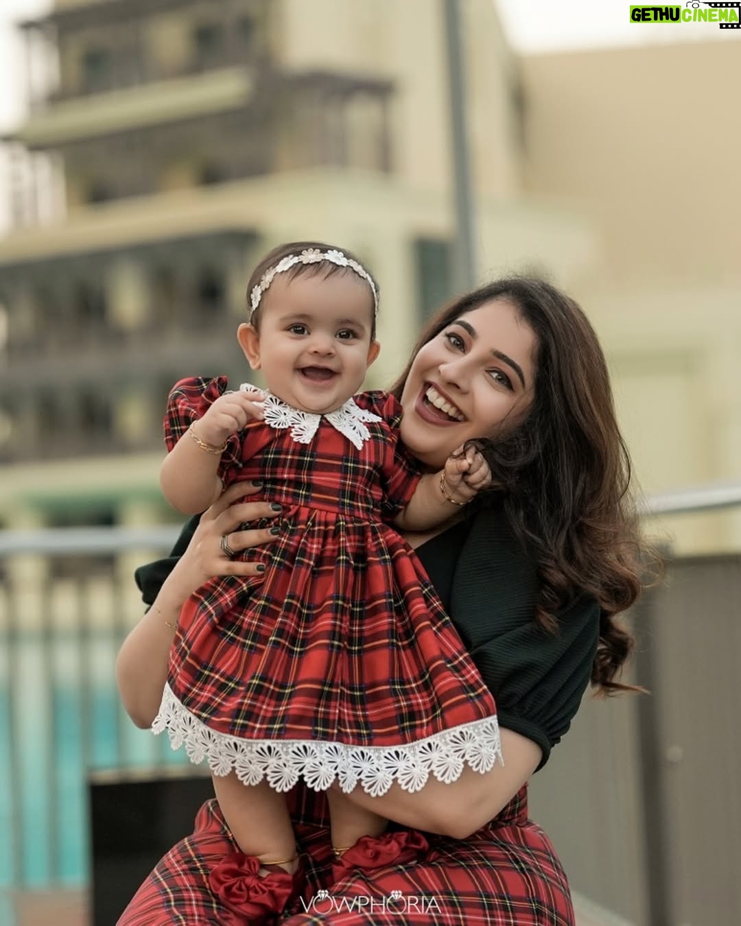 Aima Rosmy Sebastian - 35.1K Likes - ✨Classic festive charm, timeless elegance — Christmas around the clock. ✨
Wearing @amazebyashiyajesel 
Clicked by @vowphoria 📸