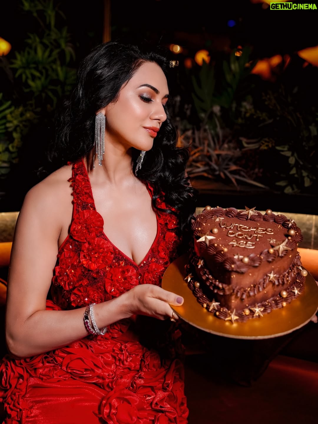 Akansha Chamola - 103.1K Likes - Officially in my *PISHACHINI 🧟‍♀️ Era * …… 
Last day of my birthday month Coz I maybe Bad but i am Perfectly Good At it ……….
.
.
cakes : @dcakecreations 🎂 @thegiftingspree 
📸 : @lohit.photography 
📍Venue : @altastellamumbai  @era_communication 
Muah : @im_mr_ketzsolzofficial_ 
.
.
.
.
#akankshachamola #birthdaygirl #birthdaycake #curvywomen #birthdayoutfit