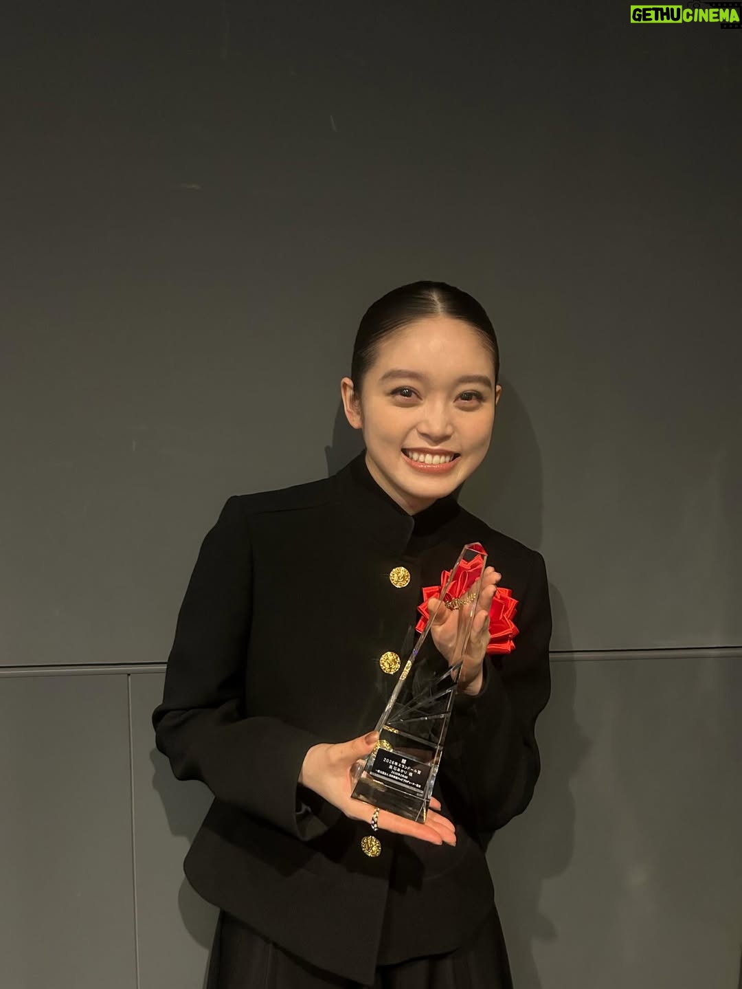 Akari Takaishi - 39.6K Likes - 「第50回エランドール賞」を受賞させていただきました！
改めて、このような栄誉ある賞を頂けたこと、とても光栄に思います。
舞台上でお話ししている時に、これまでの作品の思い出や景色が浮かび、目の前で輝き出したような感覚がありました。全ての作品に感謝し、精進します。
#エランドール賞

#louisvuitton @louisvuitton 

stylist @kanedakenshi h&m @ayasumimoto