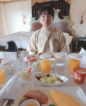 Akina Minami Instagram - 1月29日優さんお誕生日でした🎊
今年はパークで遊んでホテルミラコスタにお泊まり🥳

朝起きたらお部屋の電話にミッキーとミニーから
『お誕生日おめでとう🎉』
とメッセージが入ってて✨
息子くん大興奮🤩✨
メッセージ30回くらい聞いてました🤭

優さんおめでとう🎉

#tdl #ホテルミラコスタ