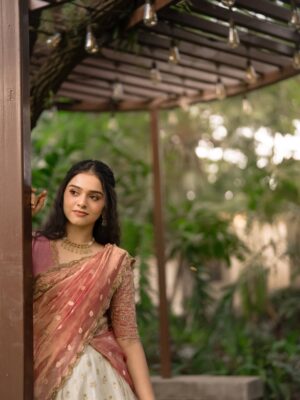 Akshatha Ajit Instagram - 🌸💕
P.C @karthikha_photography 
MUA @ratnamakeupartist 
Outfit @zenoraofficial_ 
Hairstylist @nishi_hairstylist_drapist 
Location @sppgardens