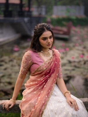 Akshatha Ajit Instagram - 🌸💕
P.C @karthikha_photography 
MUA @ratnamakeupartist 
Outfit @zenoraofficial_ 
Hairstylist @nishi_hairstylist_drapist 
Location @sppgardens